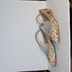AVON Cushion Walk Pointed Toe Flat, 11, Tan floral print, Pre-owned